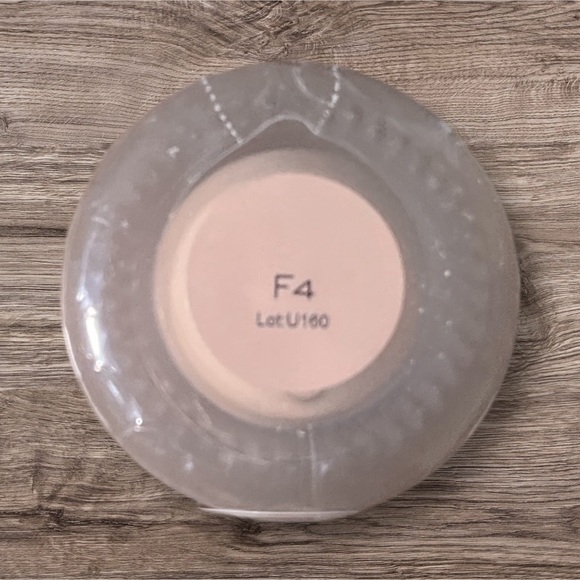 Revolution Conceal & Hydrate Foundation - Radiant Finish - Picture 2 of 2